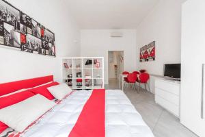 バーリにあるA due passi dal centro - Bari Policlinicoのベッドルーム(赤と白のベッド1台付)、キッチン