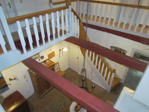una vista aérea de una escalera en una casa en Historischer Davidshof - Mit dem Rad die Nordseehalbinsel erkunden, en Oldenswort