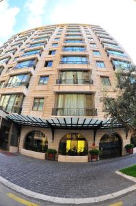 um grande edifício com janelas do lado em Lancaster Raouche Hotel em Beirute