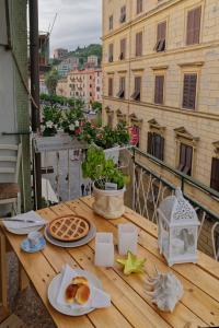 un tavolo con cibo in cima a un balcone di B&B L'Arca Di Noè a La Spezia