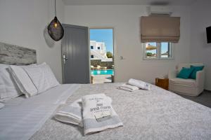 Posteľ alebo postele v izbe v ubytovaní Anna-Maria Mykonos Hotel