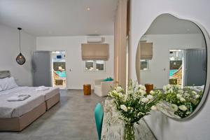 Posteľ alebo postele v izbe v ubytovaní Anna-Maria Mykonos Hotel
