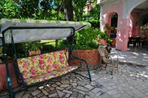 un banco con una almohada en el patio en Nonna Vincenza en Maratea