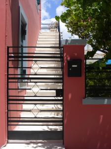 リクスリオンにあるGK Studiosのピンクの建物に続く一連の階段