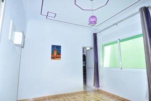 a room with white walls and a basketball hoop on the ceiling at Appart Clim Wifi 700m de la Plage in Saïdia