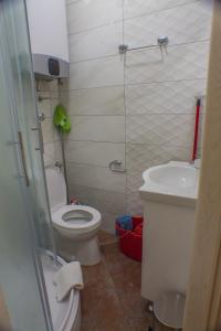 y baño con aseo y lavamanos. en Apartments Casa del Sol Jovana en Kotor