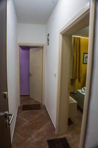 Zimmer mit einem Flur mit Tür und Spiegel in der Unterkunft Apartments Casa del Sol Jovana in Kotor