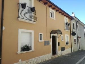 um edifício com janelas, uma porta e uma varanda em B&B Il Prugnolo em Castel di Sangro