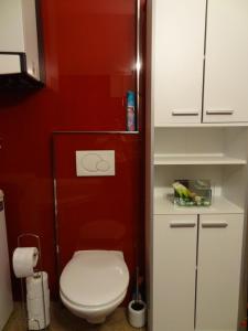 ウィーンにあるLauraTrendHomeの赤い壁のバスルーム(トイレ付)