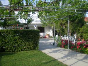 Vonkajšia záhrada v ubytovaní Gvačić House