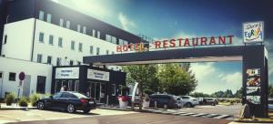un ristorante d'albergo con auto parcheggiate in un parcheggio di Hotel Servus Europa Suben a Suben