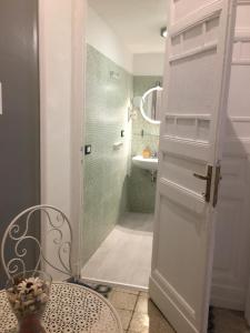 A bathroom at MiRhome Guest House