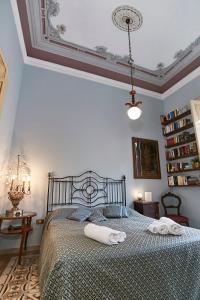 A bed or beds in a room at Dimora La Commare