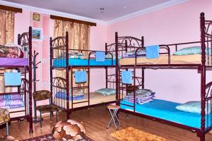 Habitación con literas en un albergue en California Guest House, en Gori