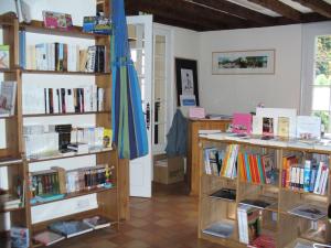 a room with book shelves filled with books at Maison d'Hôtes Villa Brindille in Bois-le-Roi