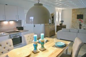 a kitchen and living room with a table with candles on it at Haus Kranenborgh im Mühlenspiegel Steinhude am Meer in Steinhude