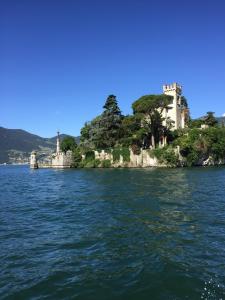 een kasteel op een eiland in het water bij Appartamento Terrazza sul Porto in Monte Isola