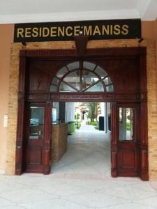 una entrada a un edificio con una señal que lee manuales de resistencia en Manis Apartment Set in a Hotel Area, en Marrakech