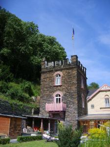 un bâtiment en briques avec un drapeau en haut dans l'établissement "Haus Schloss Fürstenberg", à Bacharach