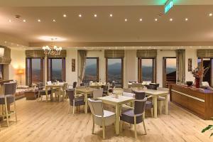 Reštaurácia alebo iné gastronomické zariadenie v ubytovaní Arktos Hotel