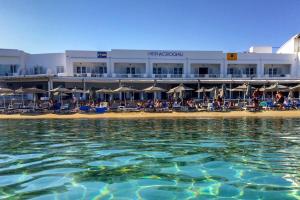 A piscina localizada em Acrogiali Beachfront Hotel Mykonos ou nos arredores