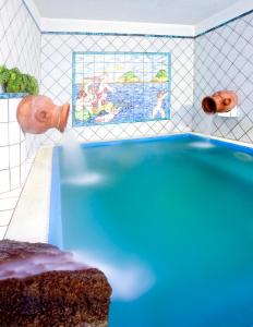 A piscina localizada em Hotel Residence S.Angelo ou nos arredores