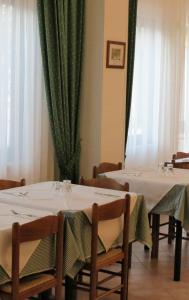 مطعم أو مكان آخر لتناول الطعام في Hotel Residence Villa Ascoli