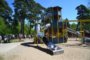 Zona de juegos infantil en Brīvdienu māja Saulīte