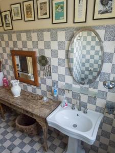 un bagno con lavandino e specchio di Villa delle Agavi Gallipoli a Sannicola
