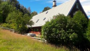 un fienile con il tetto di lamiera in una fattoria di Wsiowa Chata a Ścinawka Górna