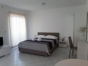 um quarto com uma cama e uma televisão em Apartments Nika em Trogir
