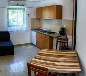 Kuchyň nebo kuchyňský kout v ubytování Apartments & Room Toni