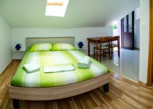 un grande letto in una stanza con tavolo di Apartments & Room Toni a Valun