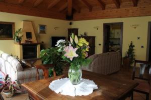 a vase of flowers on a table in a living room at Casa chanoux in Chambave