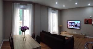 Televízia a/alebo spoločenská miestnosť v ubytovaní DREAMSUITES MARIN GARCIA.