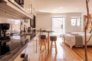 リスボンにあるBairro Alto Studio Apartments - by LU Holidaysのキッチン、ベッドルーム1室(ベッド1台付)が備わります。