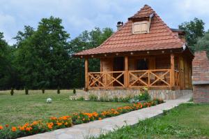 Vrt ispred objekta Apartment Mateja