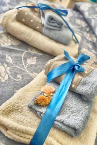 un nastro blu sopra asciugamani con conchiglia di B&B L'Arca Di Noè a La Spezia