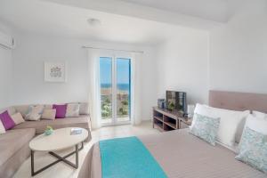 salon z łóżkiem i kanapą w obiekcie Thea Villas Aegina w mieście Perdika