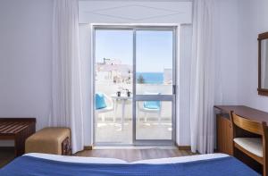 Cette chambre d'hôtel offre une vue sur l'océan. dans l'établissement Rosamar Apartamentos, à Armação de Pêra