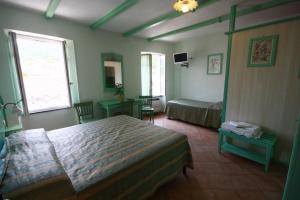 una camera da letto con un letto e una finestra di Albergo Belvedere a Borghetto di Vara
