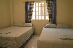 Our Sanctuary tesisinde bir odada yatak veya yataklar