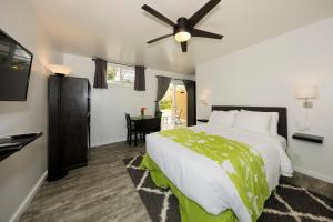Un pat sau paturi într-o cameră la Hale 'Ohu Bed & Breakfast