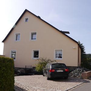 Ferienwohnung-Kuechler في Oelsnitz: ركن السيارة أمام المنزل