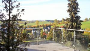 vistas a un parque con árboles y un tren en Ferienwohnung-Kuechler en Oelsnitz