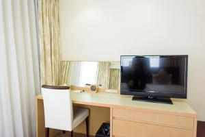TV a/nebo společenská místnost v ubytování Nishitetsu Resort Inn Naha