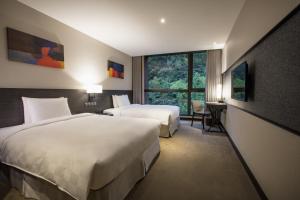 Rúm í herbergi á Platinum Hotel