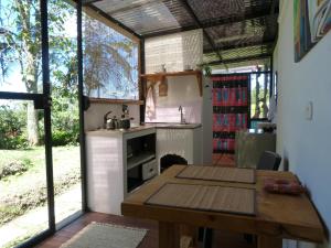 a kitchen and dining room with a table and a counter at Casa Jade in Rionegro