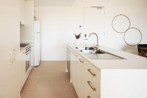 Kuchyň nebo kuchyňský kout v ubytování Nautica Residences Fremantle