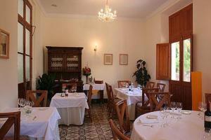 Reštaurácia alebo iné gastronomické zariadenie v ubytovaní Hotel Restaurante Casa Julia